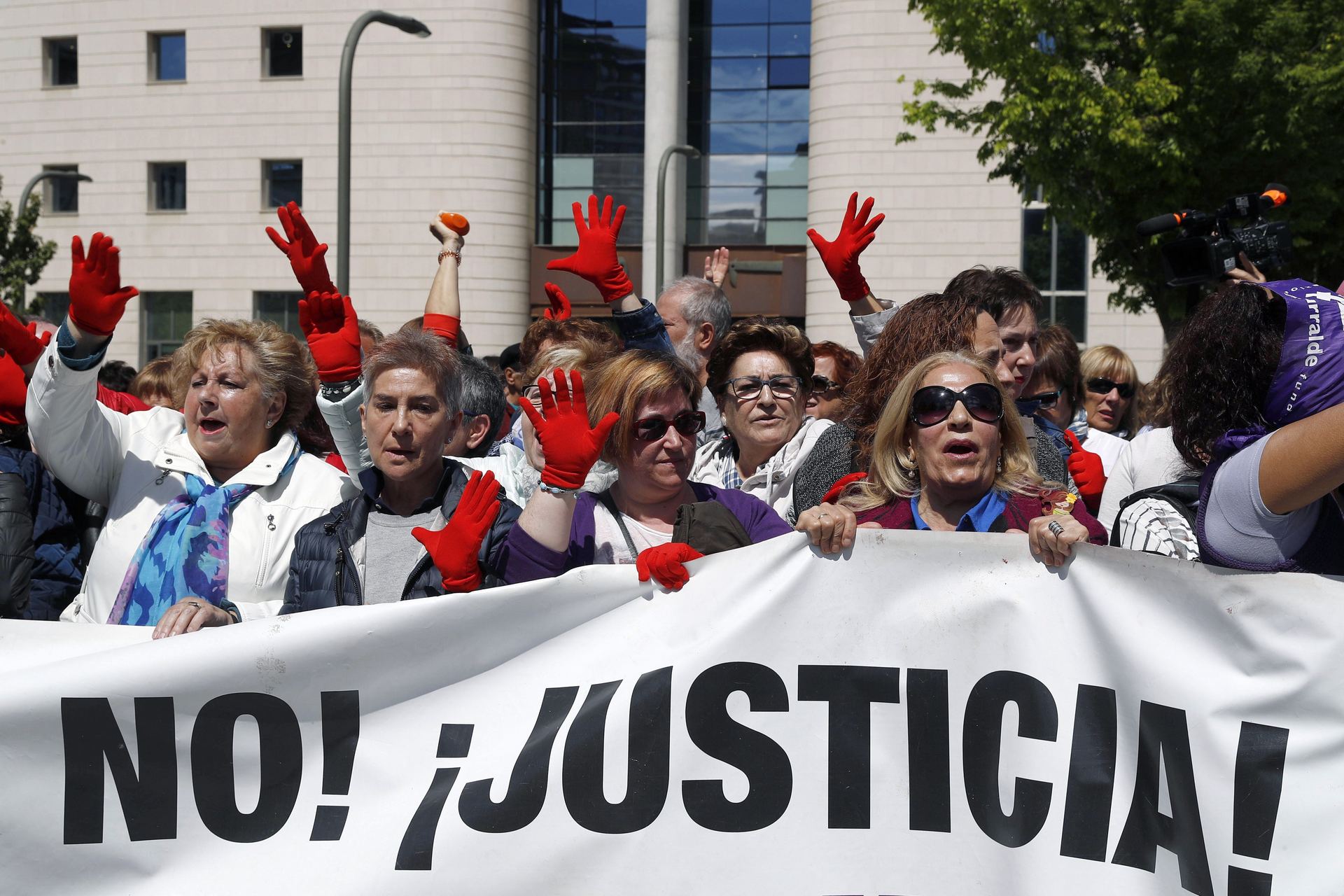Una concentración reunió a varios centenares de personas ante las Puertas del Palacio de Justicia de Pamplona en repulsa por la condena a ‘La Manada’.