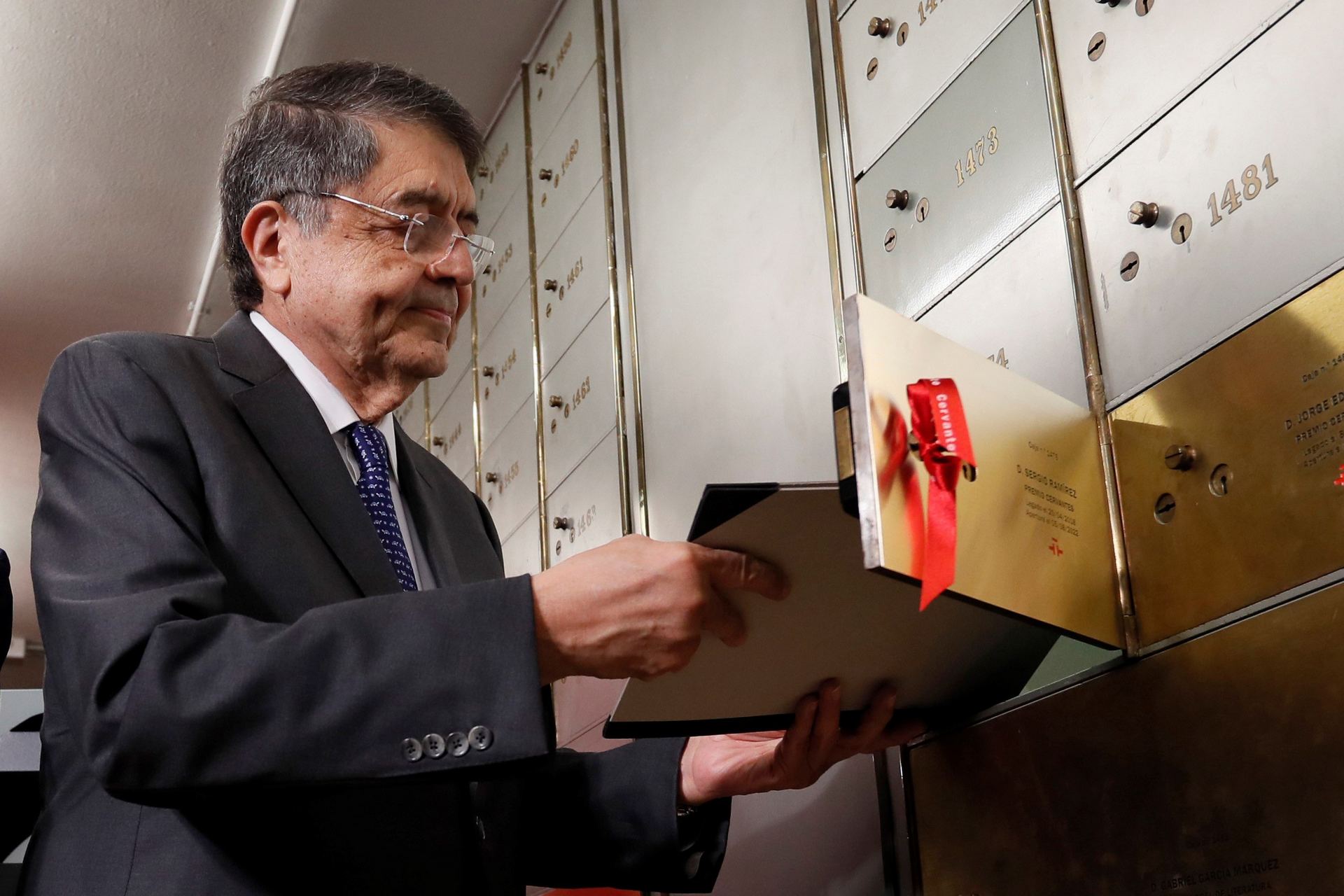El escritor nicaragüense Sergio Ramírez, deposita su legado en la Caja de las Letras del Instituto Cervantes.