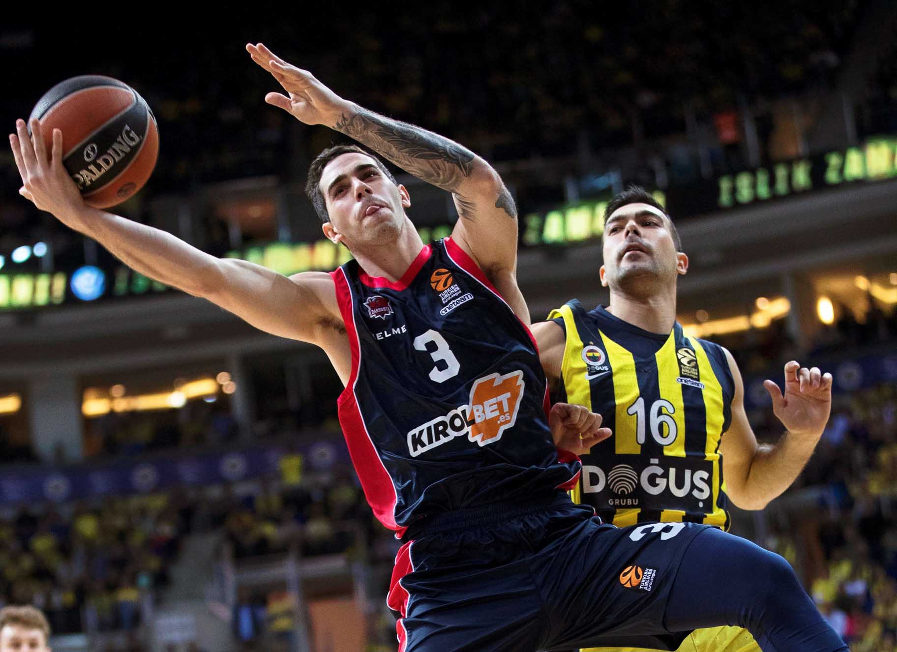 Luca Vildoza trata de anotar ante el base griego Kostas Sloukas. / EFE