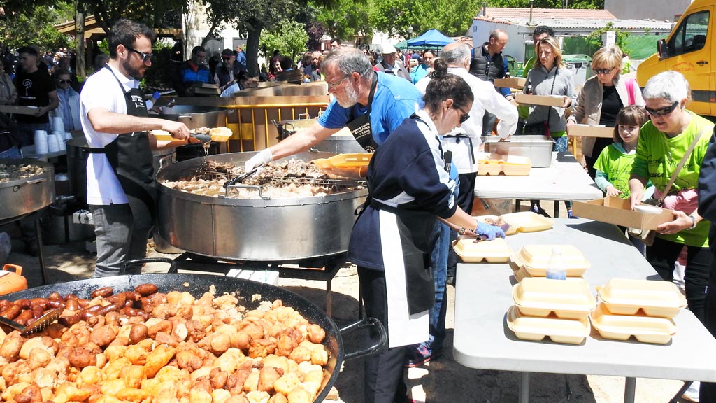Reparto del cocido en Valseca. / Guillermo Herrero