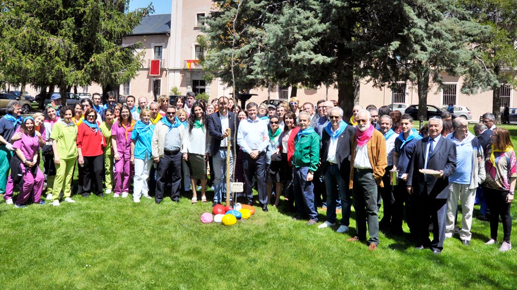 75 años del centro ‘La Fuencisla’ 1 Foto de familia de autoridades, residentes y trabajadores. / Kamarero