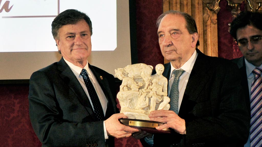 Calvo Ortega (derecha) recoge el premio de Francisco Vázquez. / Kamarero