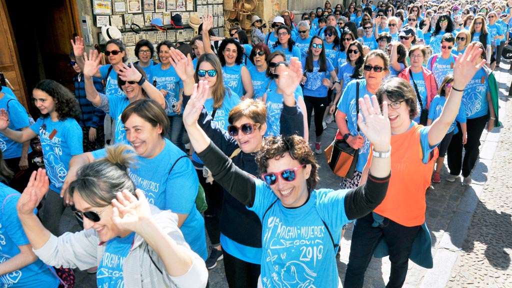 La marea azul invadió ayer las calles de la ciudad, con miles de mujeres que acudieron a su cita anual en el Día de la Madre. / kamarero