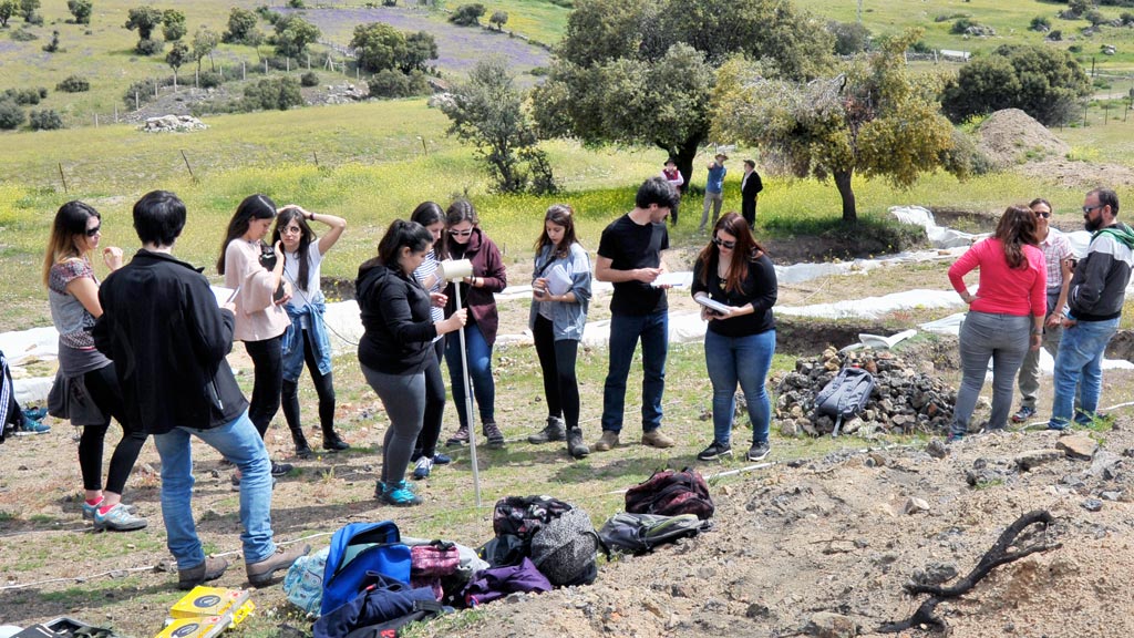 Alumnos de Física, ayer, en los Almadenes. / Kamarero