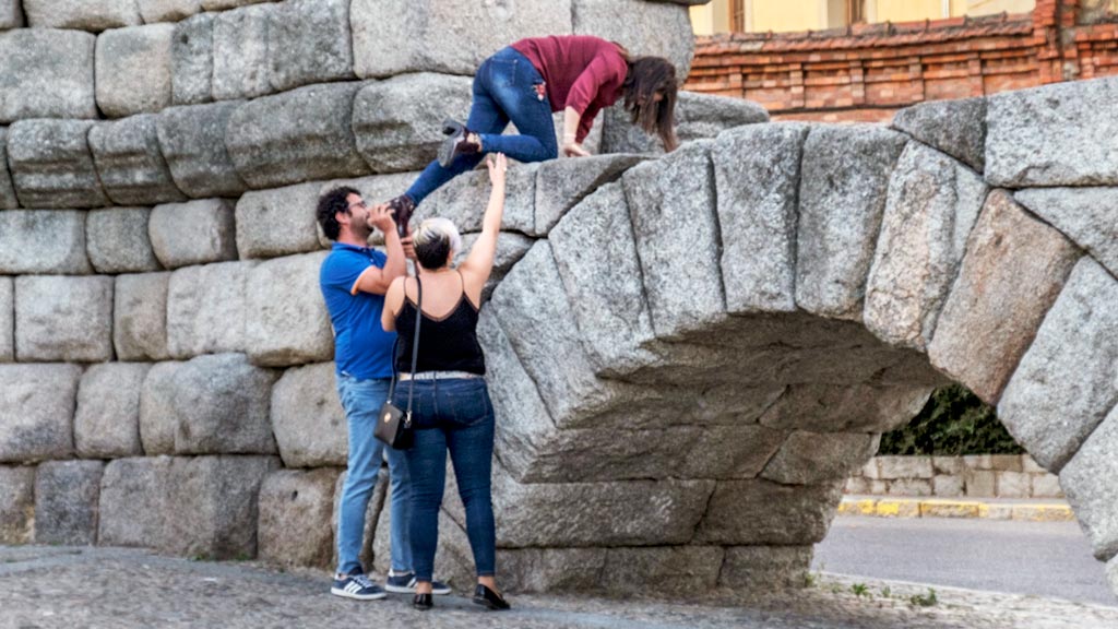 Turistas-subidos al Acueducto