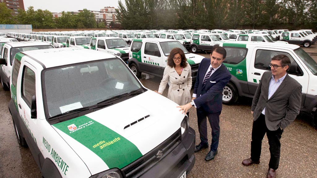 El consejero de Fomento, junto a los vehículos. / el adelantado