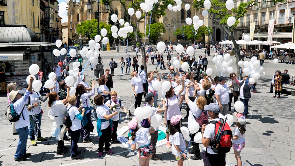 La marcha terminó con el lanzamiento al cielo de globos blancos. / kamarero