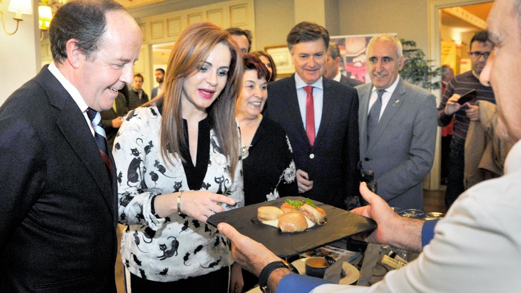 Las autoridades acompañaron a los hosteleros. / KAMARERO