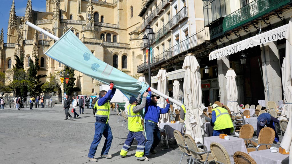 Trabajadores-Ayuntamiento-Instalacion-Banderolas-Plaza-Mayor
