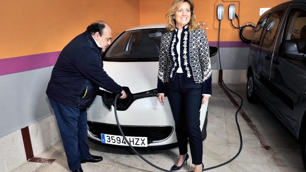 Los propietarios del Hotel San Facundo, en el punto de recarga del establecimiento. / kamarero