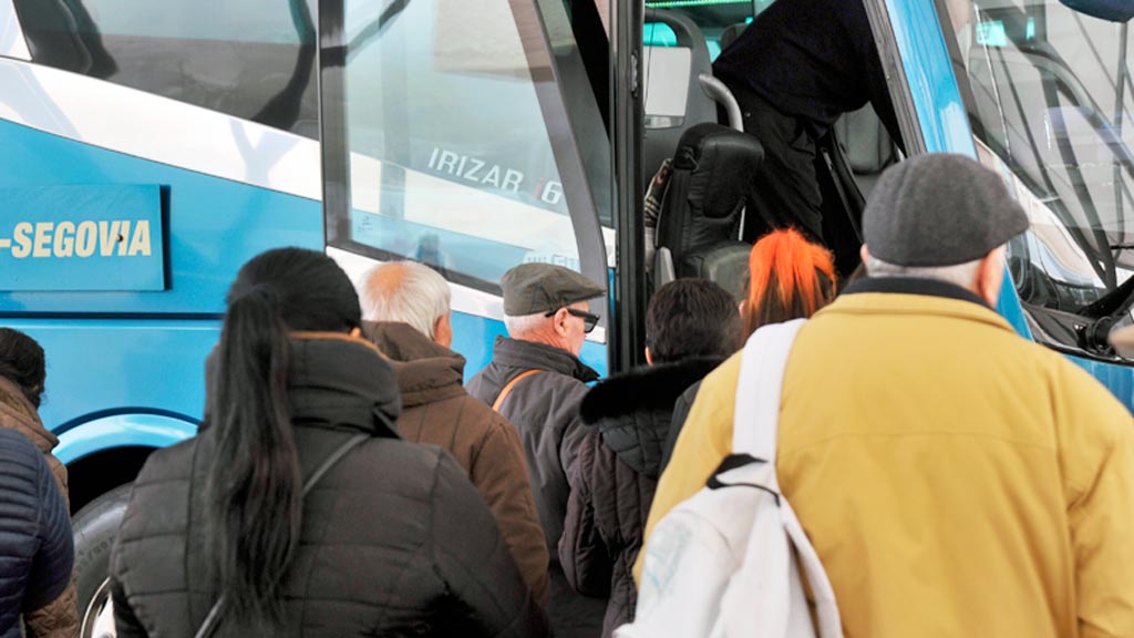 Pasajeros subiendo a un autobús. / Kamarero