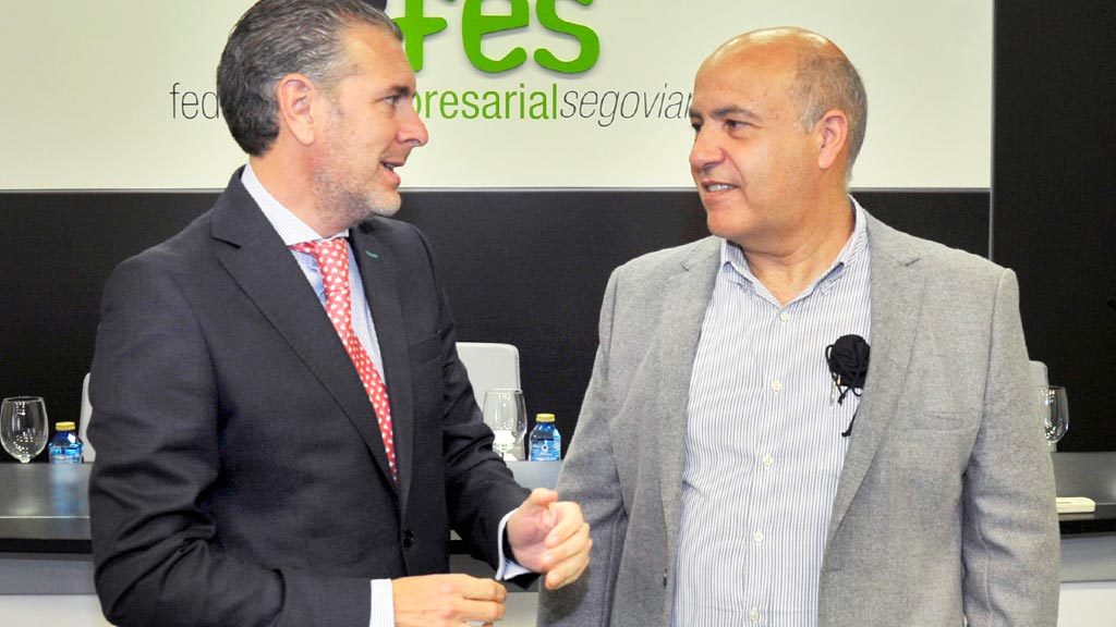 Andrés Ortega (izquierda), junto a Jesús Velasco, en la sede de la FES. / KAMARERO