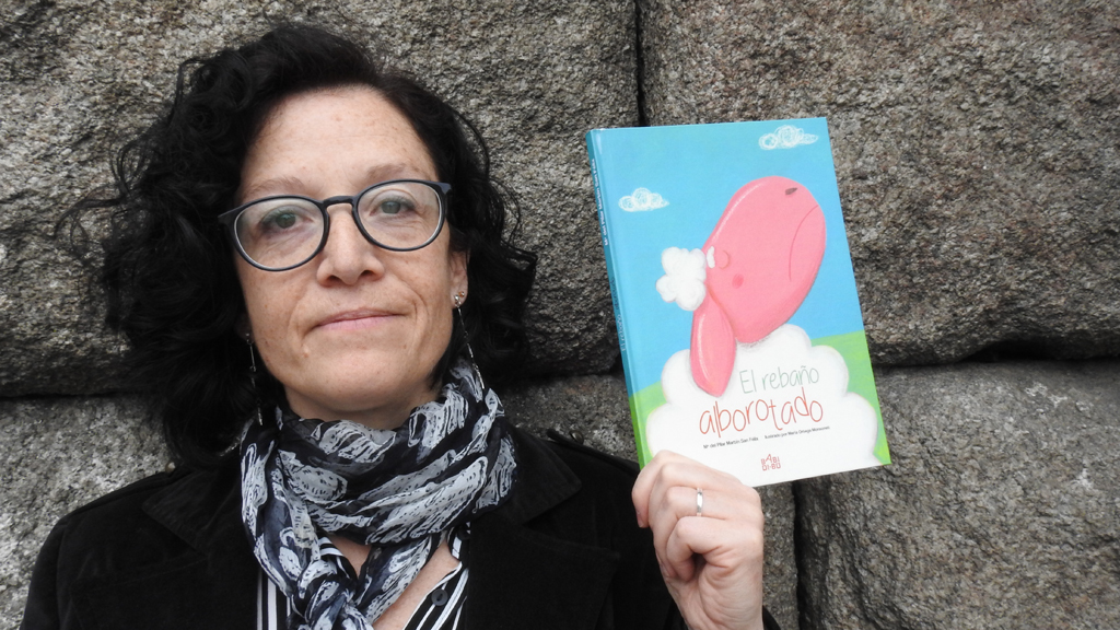 Pilar Martín, con un ejemplar de 'El rebaño alborotado'. / E.A.