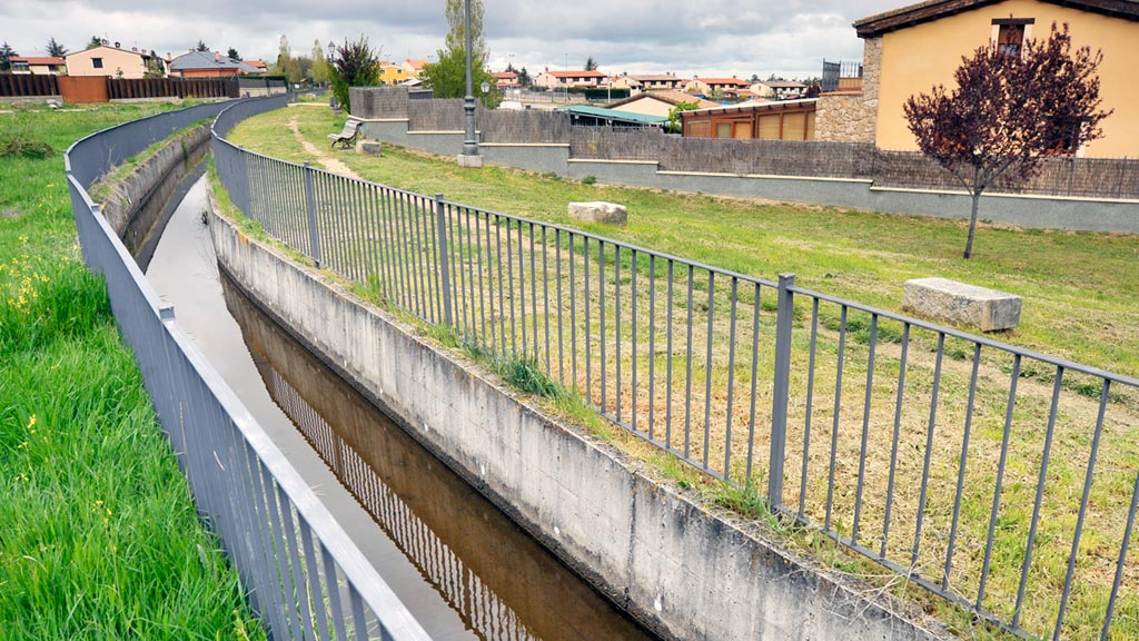 Cacera de Navalcaz a su paso por Parque Robledo. / Kamarero