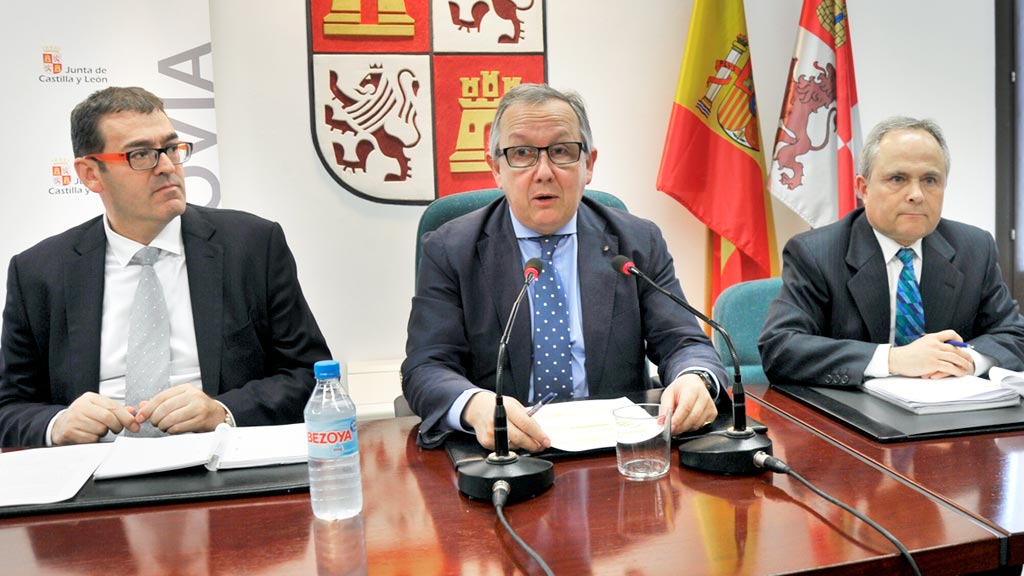 El delegado territorial, en el centro, durante la rueda de prensa en la sede de la Junta. / kamarero