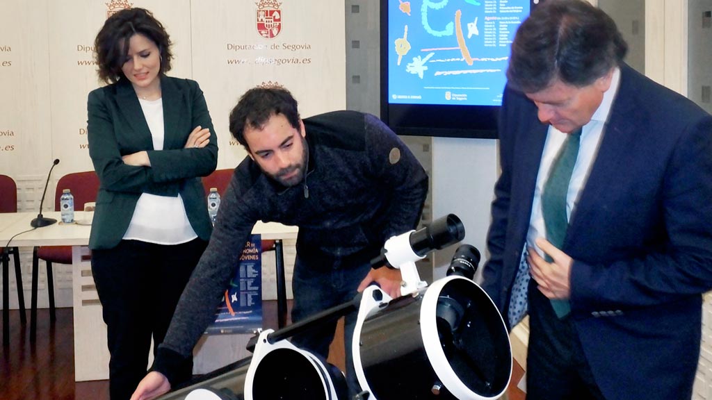 El presidente contempla un telecospio de grandes dimensiones que se utilizará en las jornadas. /el adelantado