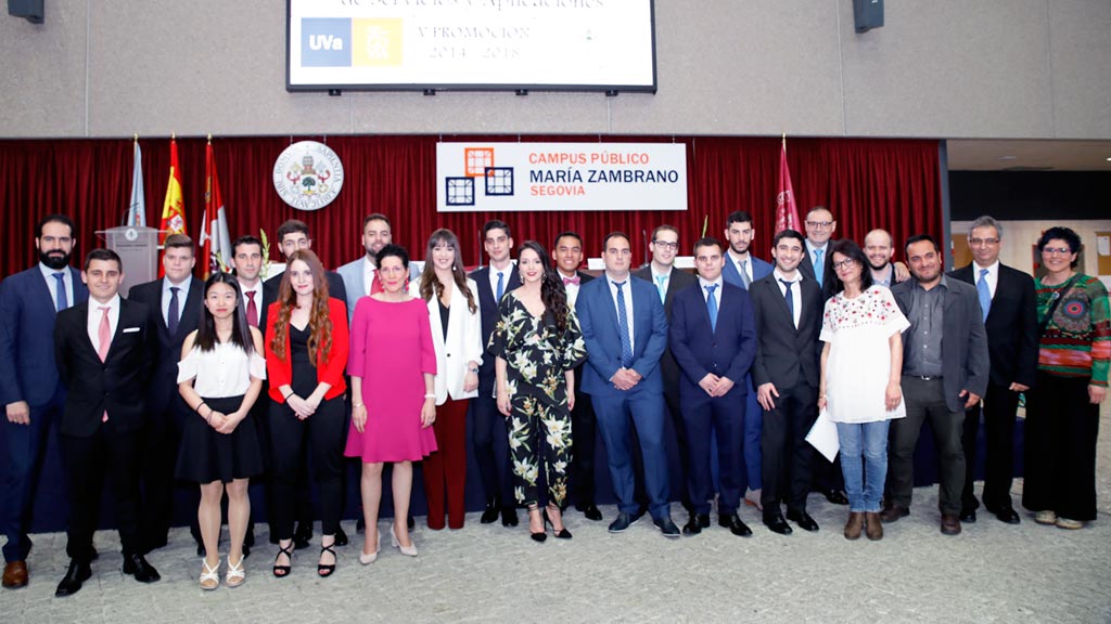 Alumnos, con profesores y autoridades académicas. / Alberto Morala