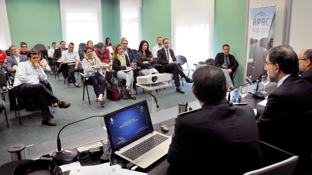 Asistentes a la jornada sobre seguridad vial celebrada ayer en la sede de la FES. / kamarero