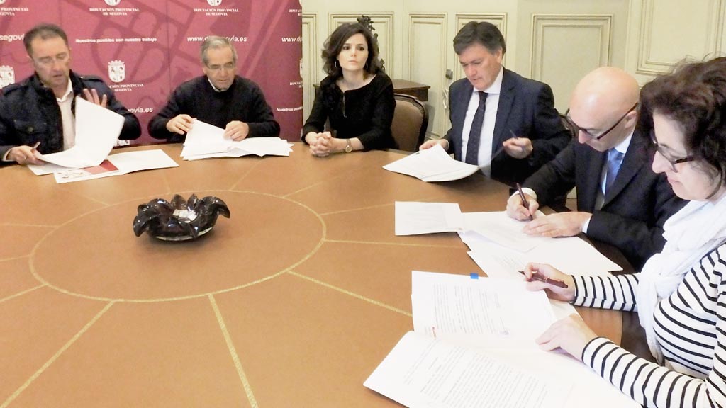 La Diputación pone en marcha los cursos de monitor de tiempo libre 1 Alcaldes y Diputación suscribieron ayer los convenios de colaboración. / el adelantado