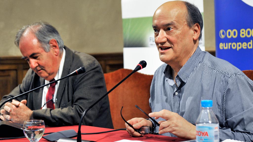 Martín Garzo (derecha) y Gil Robles, en el acto de ayer. / Kamarero