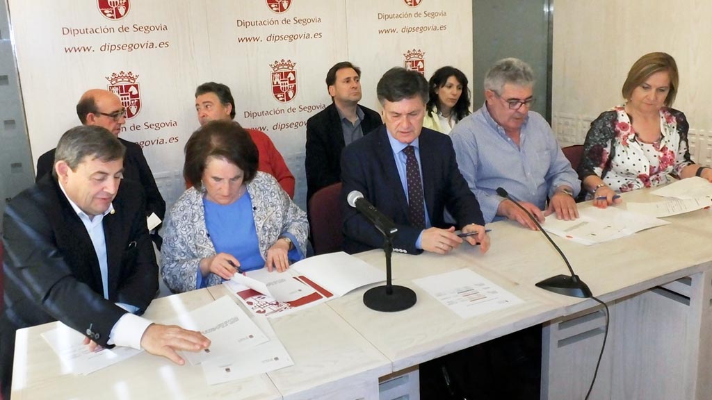 Las infraestructuras de cinco municipios recibirán 147.000 euros 1 Firma del convenio. / E.A.