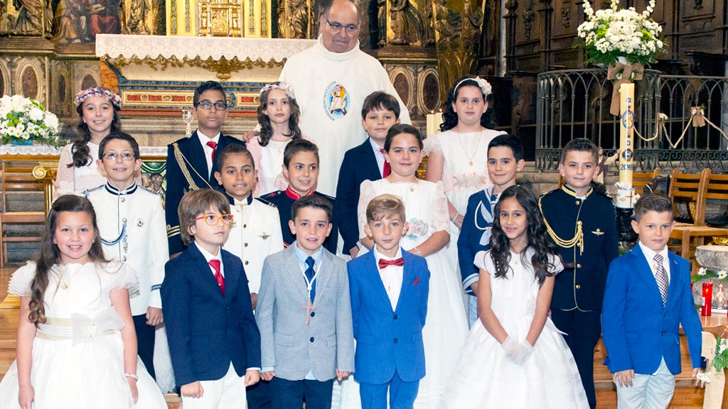 Última misa de Valentín Bravo con varios niños que recibieron la Comunión. / josé redondo