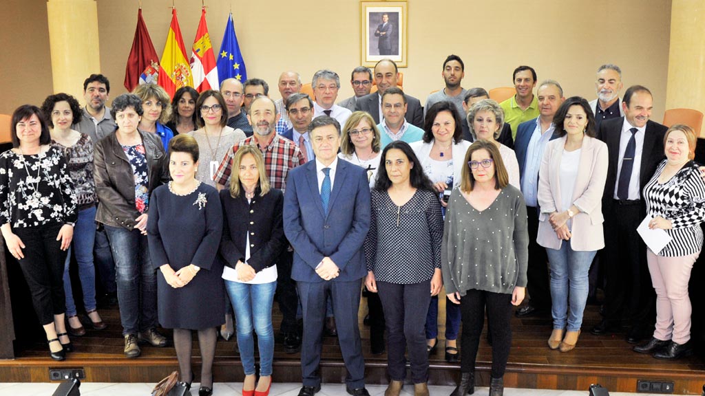 Trabajadores distinguidos, con el presidente de la Diputación en el centro. / kamarero