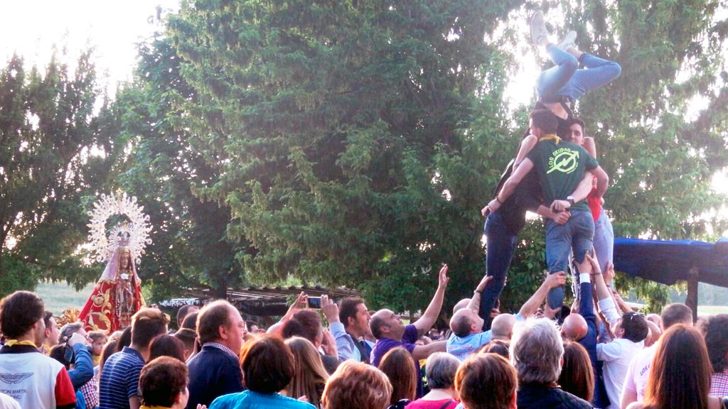 Castillo humano en la romería de ayer. / Francisco Sánchez Viraz