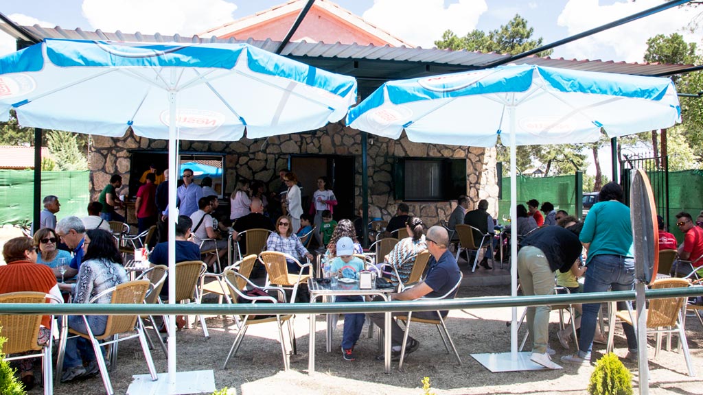 Numerosas personas conocieron ayer la nueva terraza del bar del cámping. / nerea llorente
