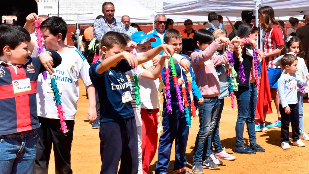 Los más pequeños se divirtieron y aprendieron algunos movimientos del toreo. / el adelantado