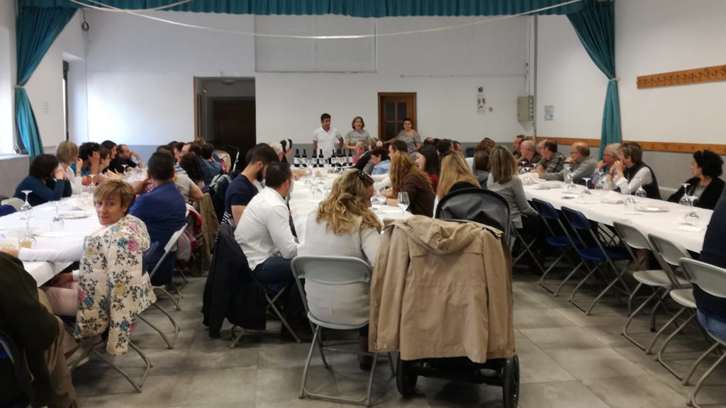 Éxito de la cata de vinos de Valtiendas en Bernuy de Porreros 1 Un momento de la cata celebrad en Bernuy, con una gran asistencia de vecinos. / el adelantado