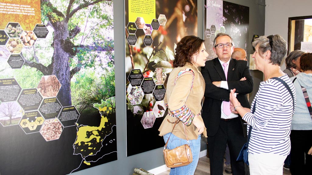 La alcaldesa (derecha), con Sara Dueñas y Javier López-Escobar. / E.A.