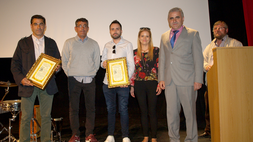 El presidente, Alonso Fernández (der.), con familiares de los homenajeados. / E.A.