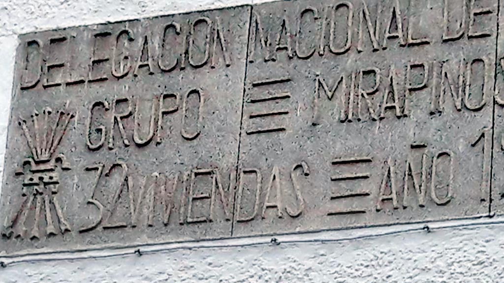 Una de las placas que aún se puede ver en El Espinar. / E.A.