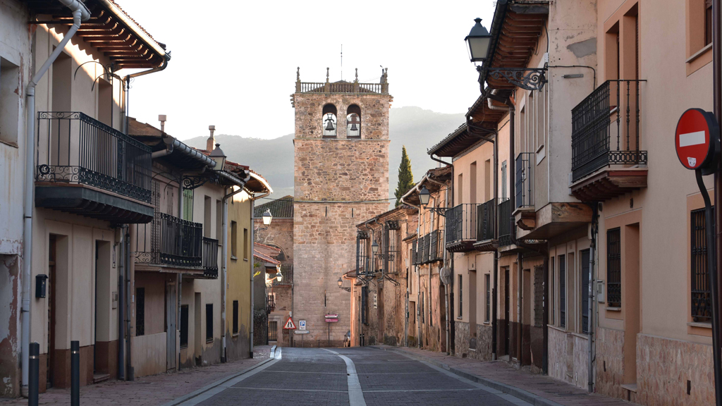 Calle de Riaza con la iglesia parroquial al fondo. / E.A.