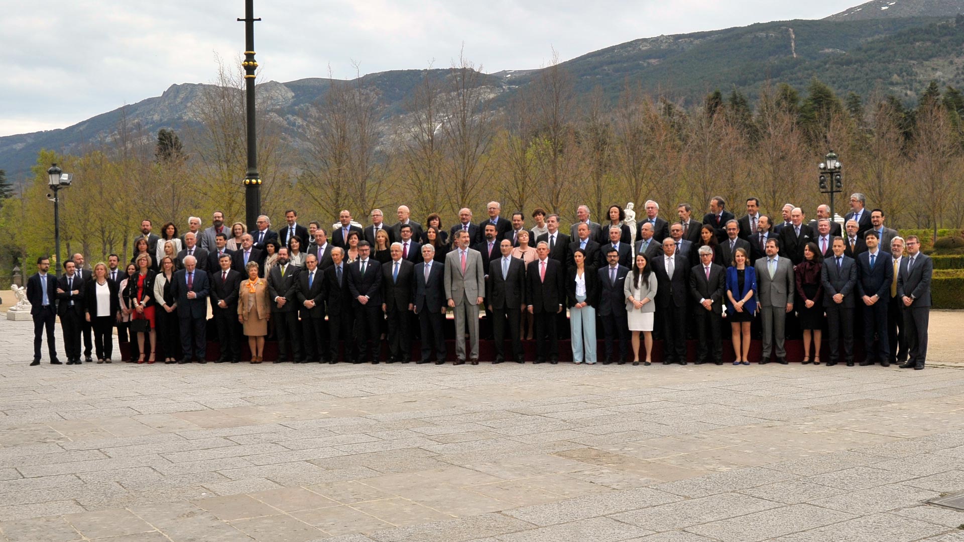 Reunión del Instituto Elcano presidida por el Rey Felipe VI