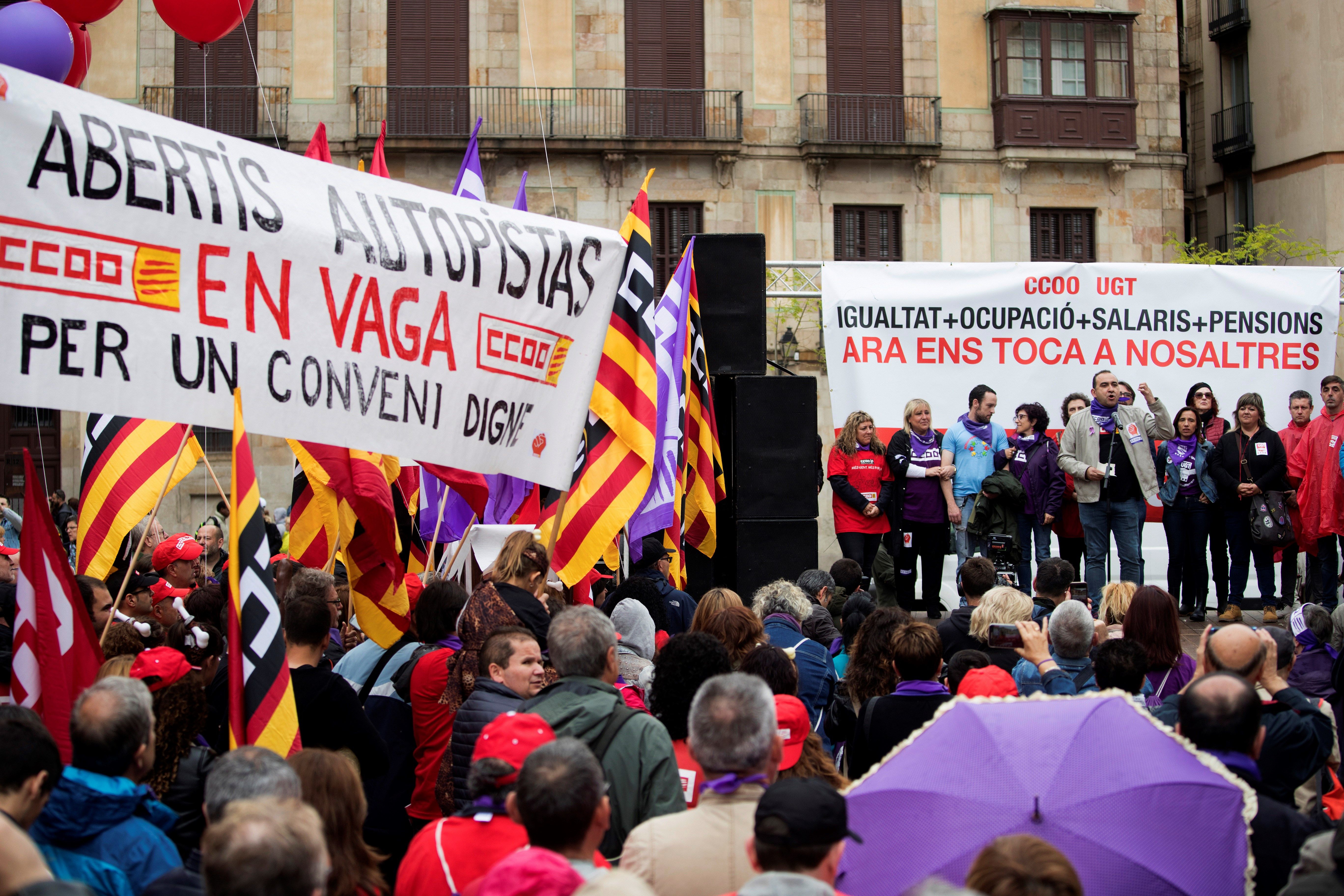 Los manifestantes se echan a las calles de Barcelona. / efe