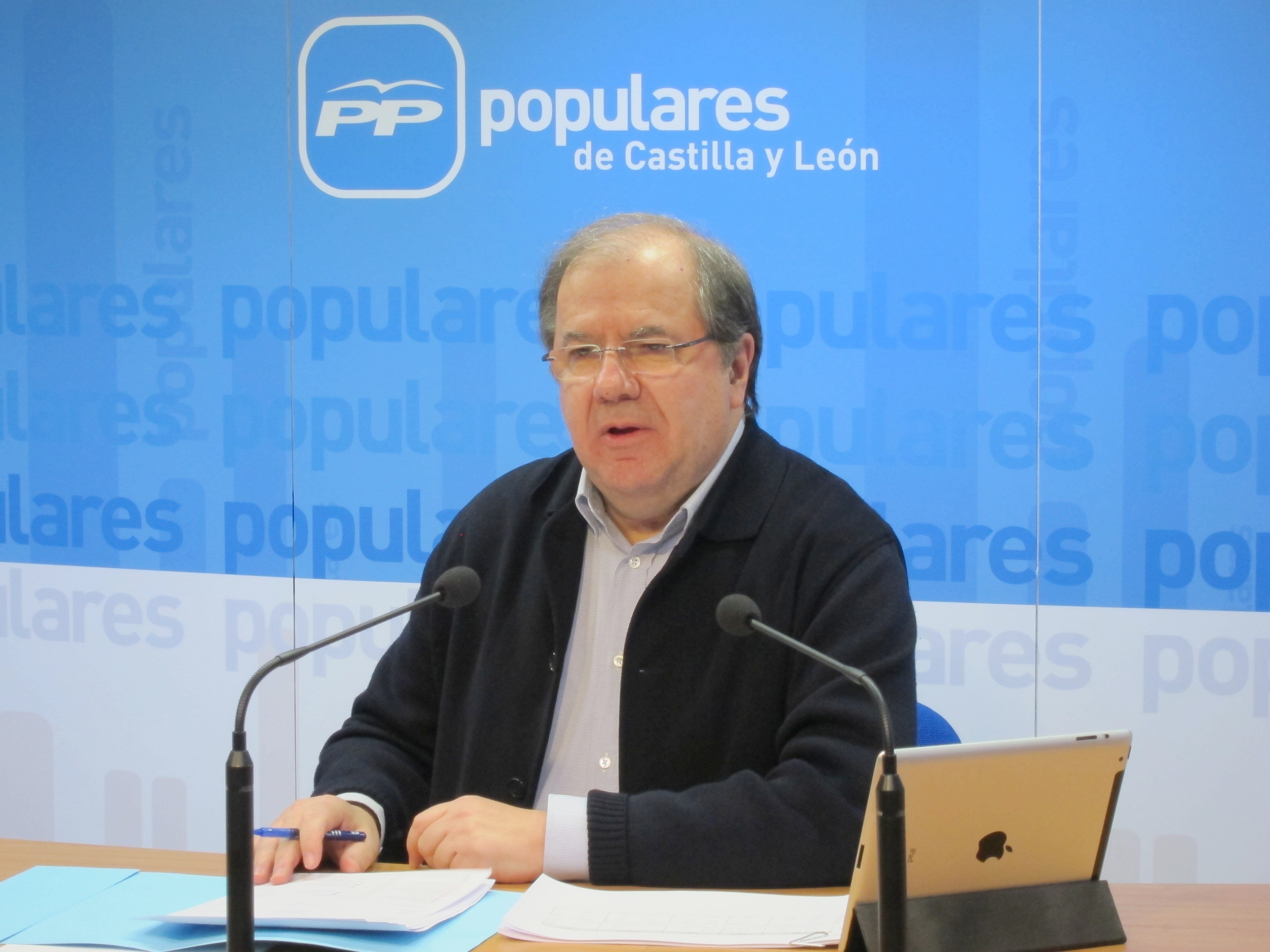El presidente de la Junta de Castilla y León, Juan Vicente Herrera, atiende a los medios de comunicación.