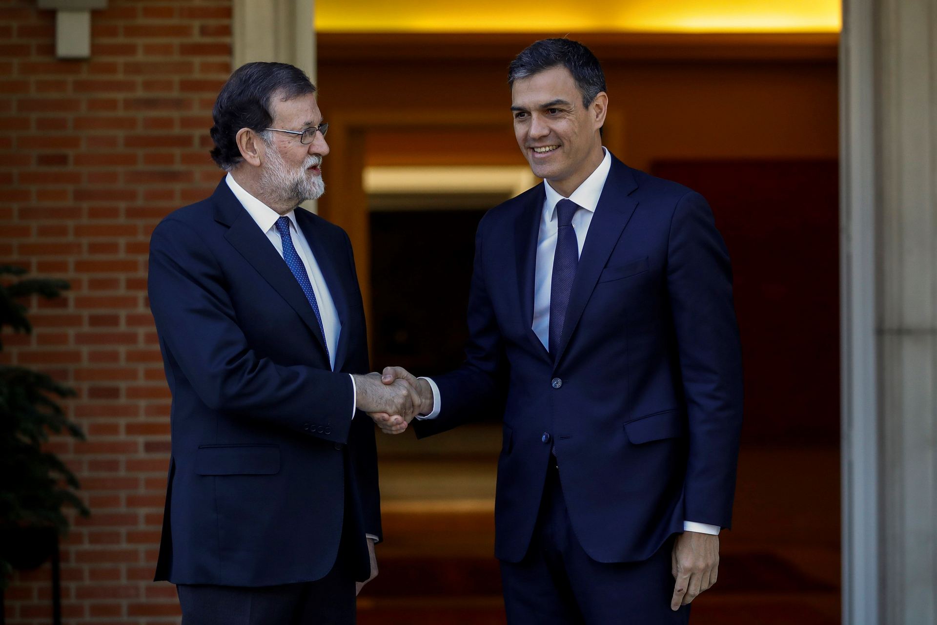 El presidente del Gobierno, Mariano Rajoy y el líder del PSOE, Pedro Sánchez, se saludan antes de la reunión.