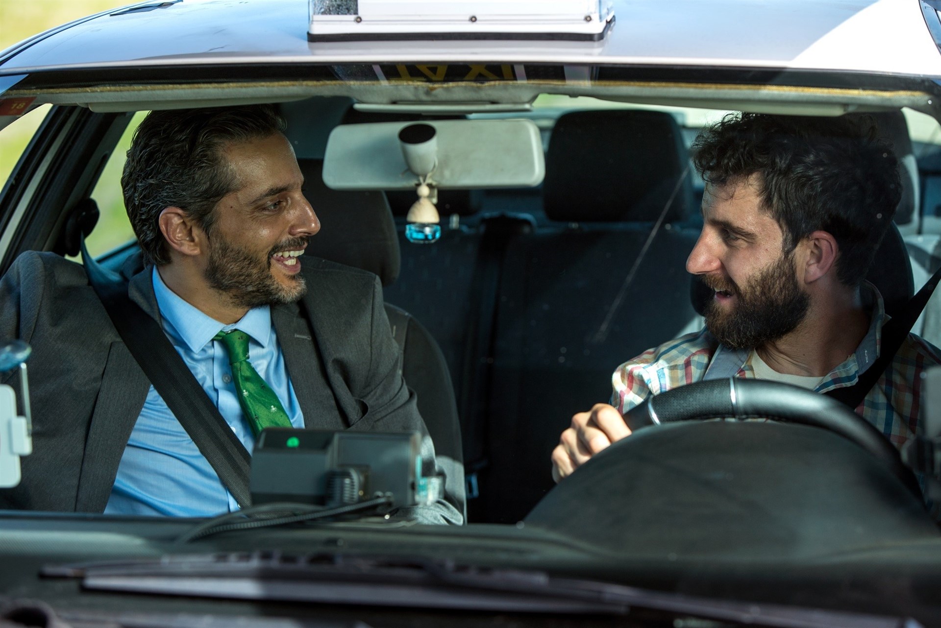 Joaquín Furriel (i) y Dani Rovira forman la dupla protagonista de la cinta.