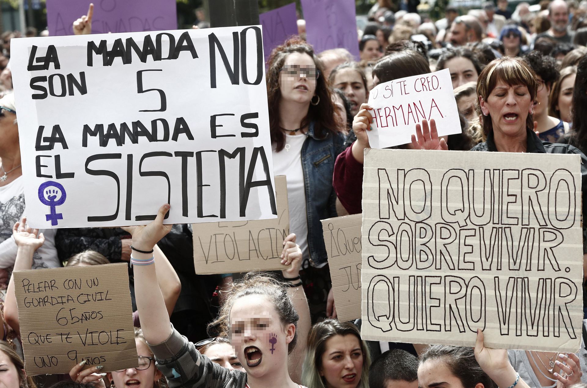 Cientos de personas se manifiestan frente al Palacio de Justicia de Navarra tras la sentencia de La Manada.