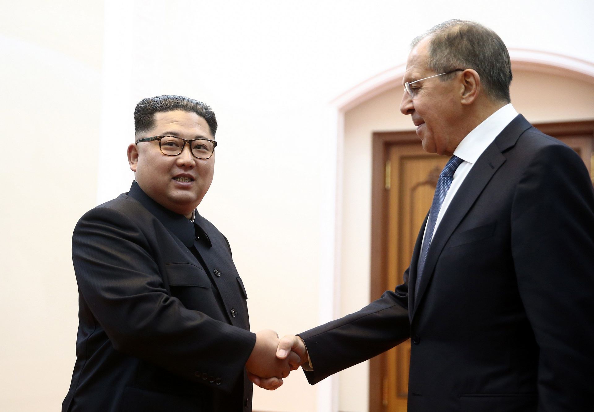 El líder norcoreano, Kim Jong-un estrecha la mano del ministro de Asuntos Exteriores ruso, Serguéi Lavrov.