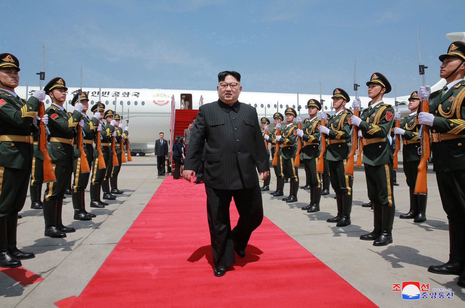 El líder norcoreano, Kim Jong-un, llega al aeropuerto de Dalián durante su pasada visita a China.