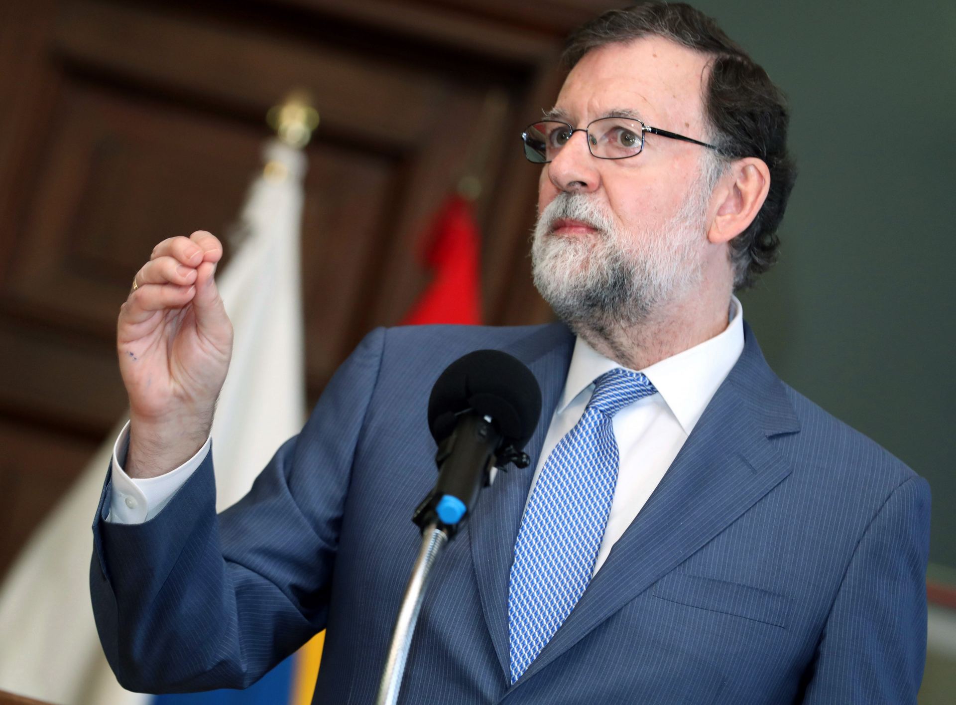 El presidente del Gobierno, Mariano Rajoy, atiende a los medios de comunicación en un acto reciente.