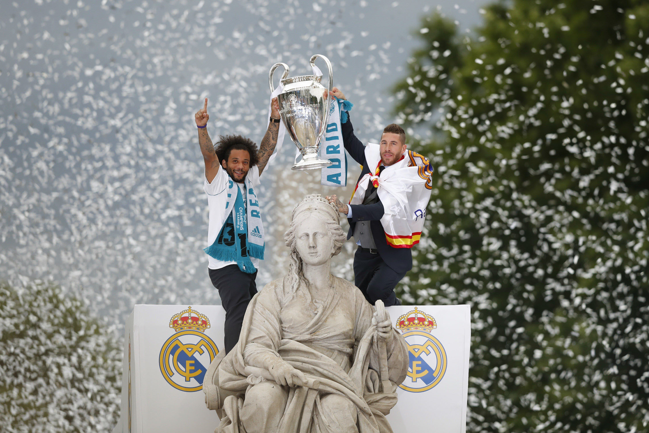 Sergio Ramos y Marcelo, primer y segundo capitán del Real Madrid, coronan a la Cibeles tras ganar en Kiev la decimotercera Copa de Europa.
