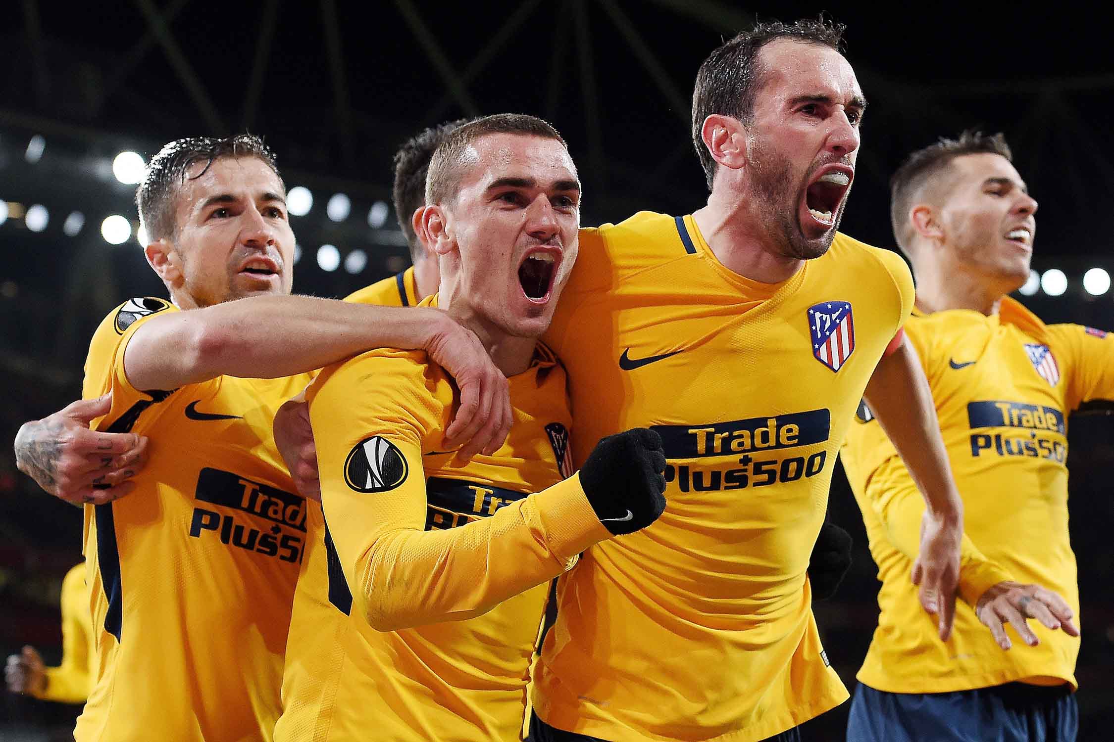 Gabi y Godín abrazan a Griezmann para celebrar el gol del francés en la ida, que empataba un partido que los rojiblancos jugaron con diez durante 80 minutos.