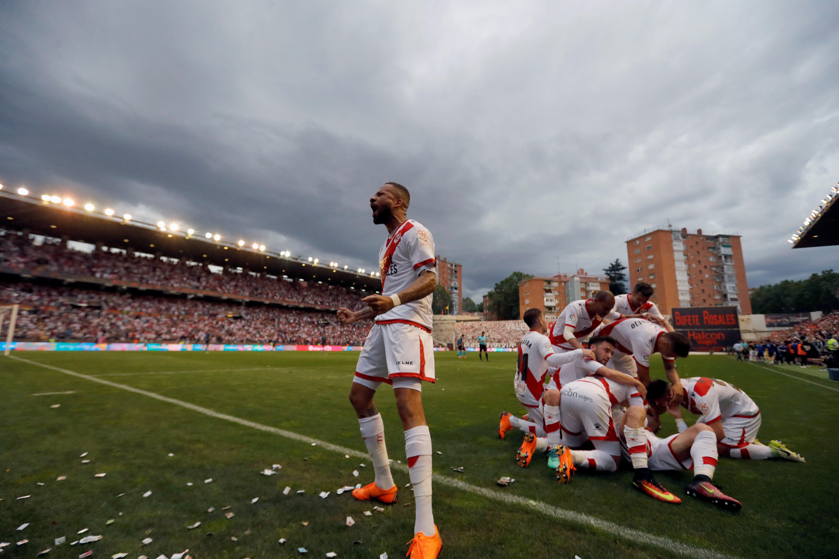 Los jugadores del Rayo celebran el gol de Álex Moreno que a la postre les daría el ascenso a Primera División.