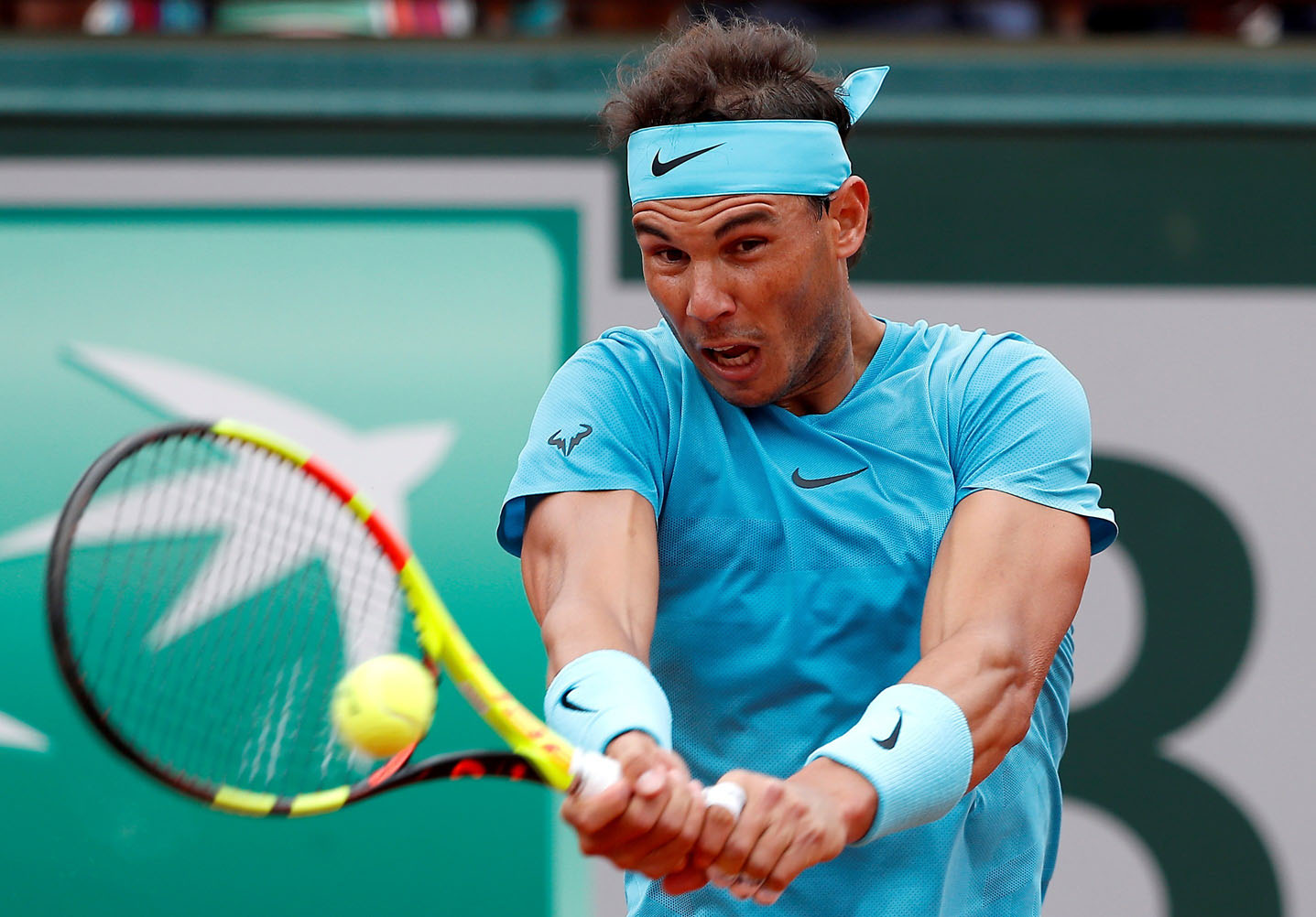 Rafa Nadal devuelve una bola durante su partido ante el italiano Simone Bolelli, aplazado por la lluvia.