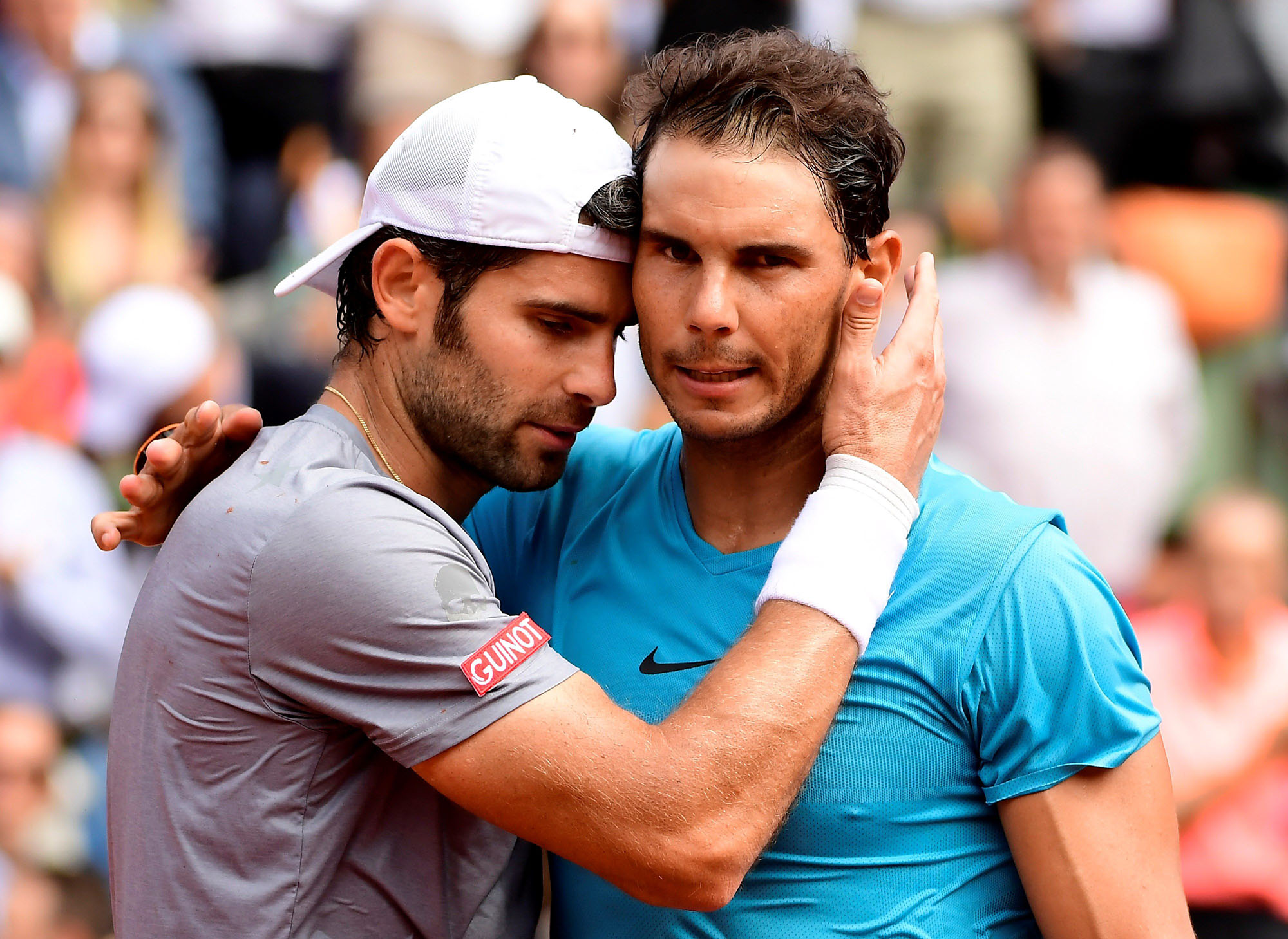 Simone Bolelli felicita a Rafa Nadal después de caer ante el tenista manacorí en primera ronda de Roland Garros.