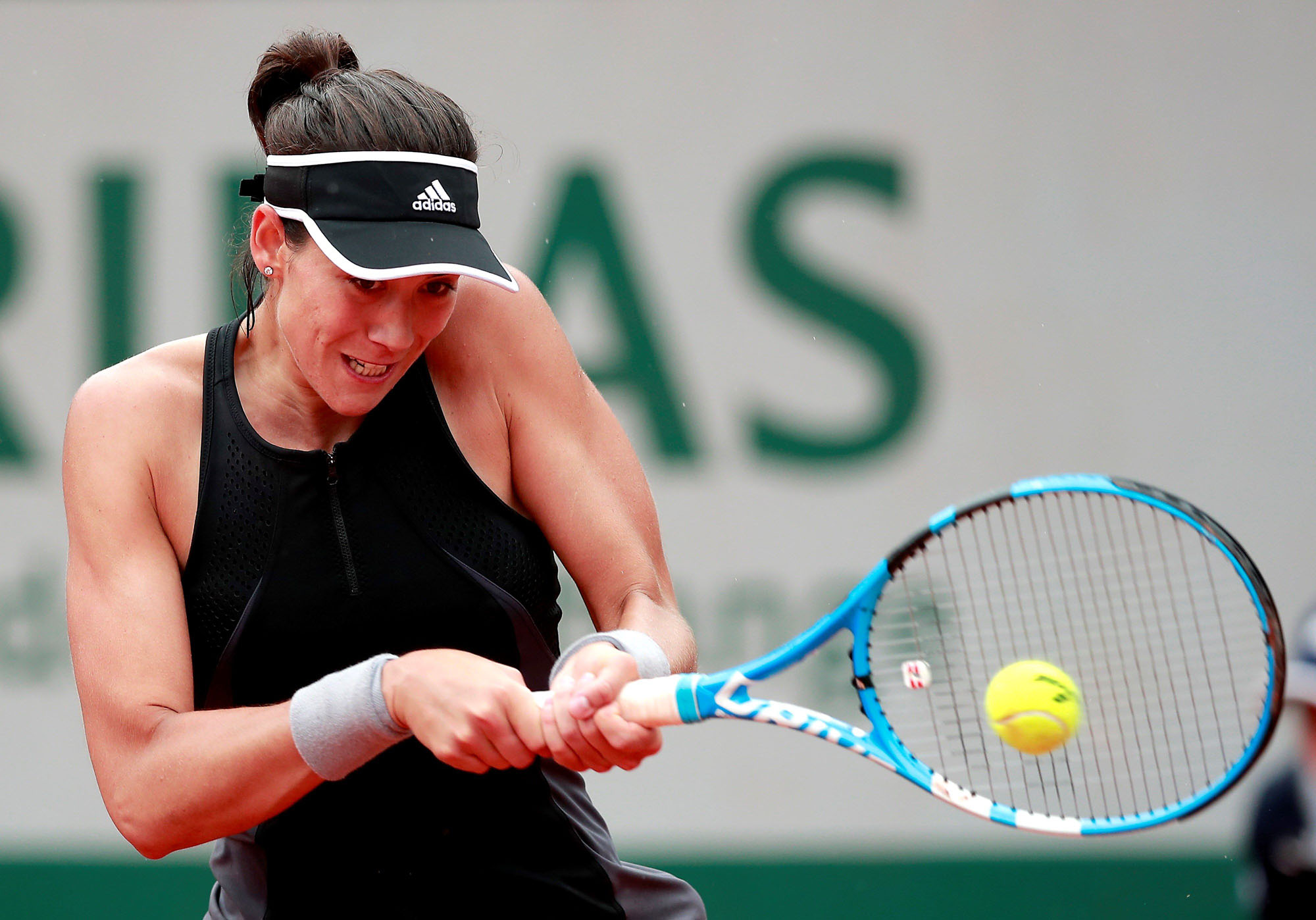 Garbiñe Muguruza devuelve una bola a la rusa Svetlana Kuznetsova.